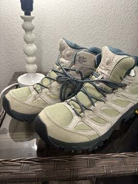 Merrell Mens Moab 3 Mid Gore-Tex Waterproof Hiking Boots